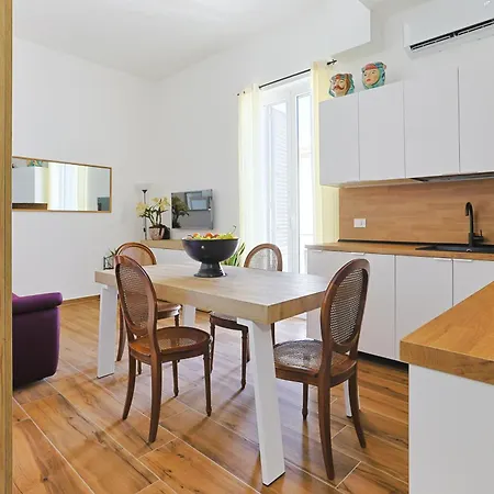 بيت للعطل Crisafi Luxury Flat *
